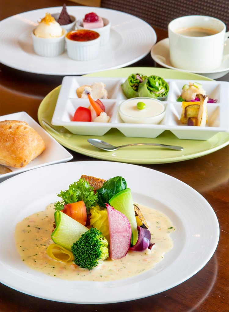 肉か魚を選べるランチプチコース2750円。取材時の魚料理メインはスズキのポワレ　白ワインのクリームソース。前菜はトマトのコンポート、長ネギのオムレツなど9種。