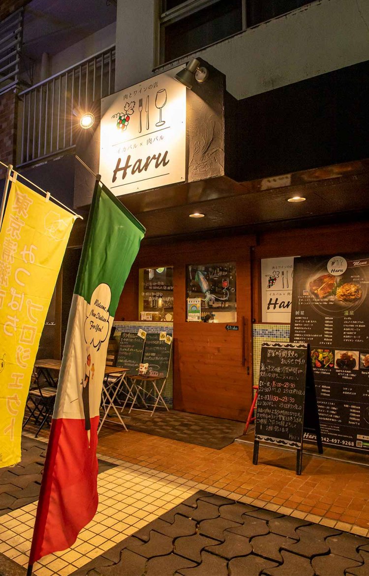 イカのイラストが描かれた木扉が目印。