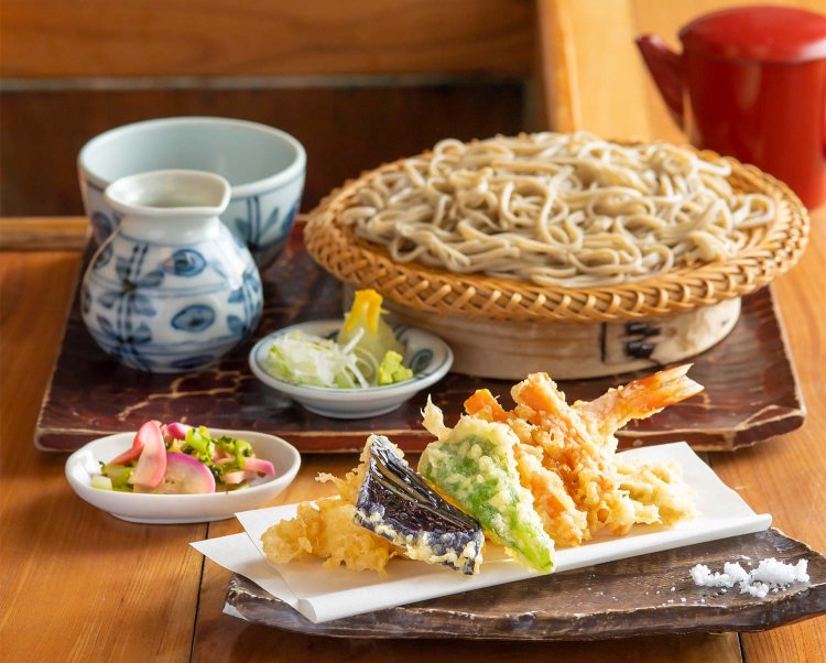 エビと野菜の天もり1450円。