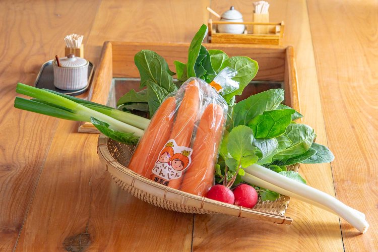 ニンジンやネギ、ハツカダイコン、小松菜など、多彩な旬の野菜がそろう。
