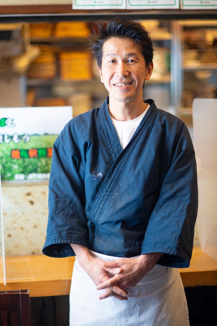 2代目の店主・松村さん。「軒先直売所で扱う作物はさまざまで重宝してます」