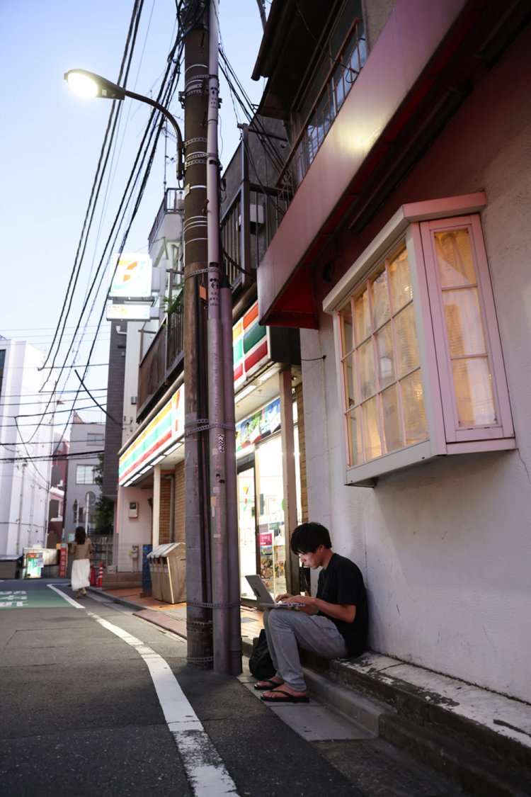 吉田が学生時代7SPOTを利用していたコンビニにて撮影。※Wi-Fiサービス7SPOTは2022年3月で終了。