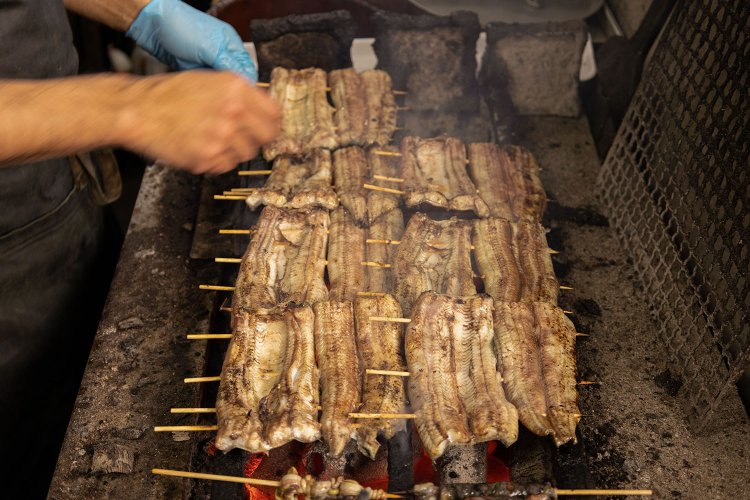 備長炭の強火で骨を焼き切る。