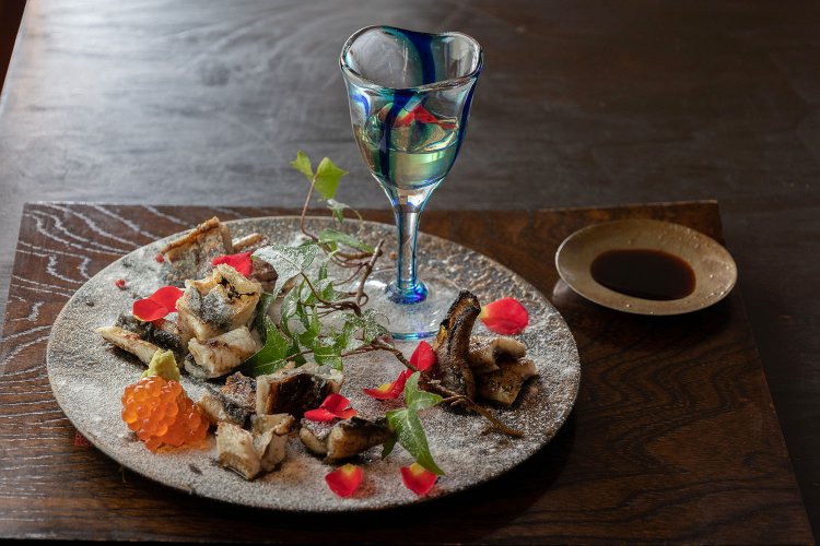 白焼きはいくらと合わせて三杯酢でさっぱりと。