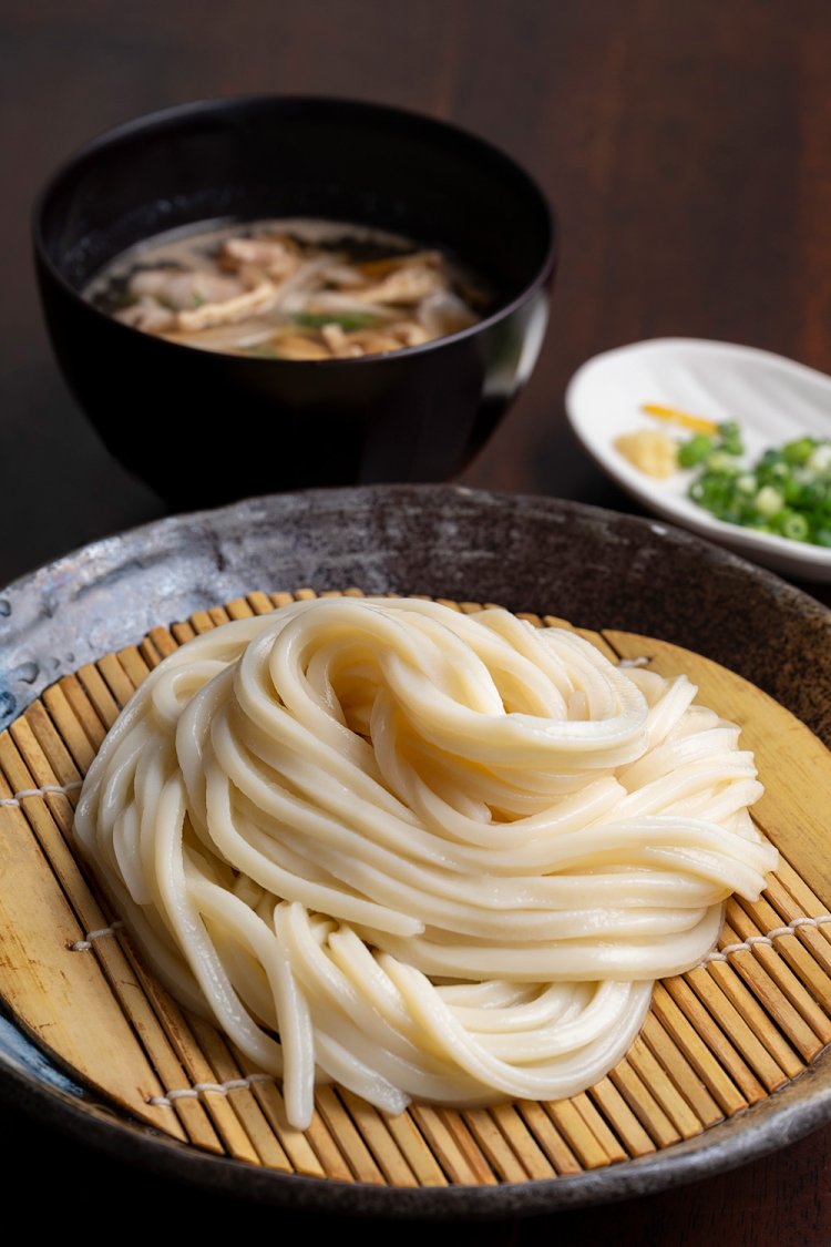 肉汁うどん850円。香ばしく焼かれた油揚げが食欲をそそる。