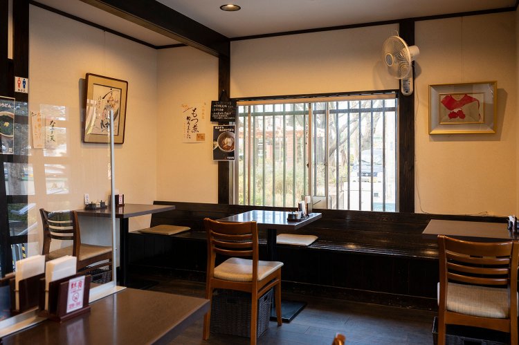 奥に個室もある。