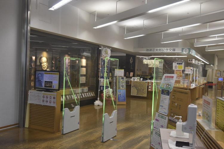 池波正太郎記念文庫は台東区立中央図書館内にある。