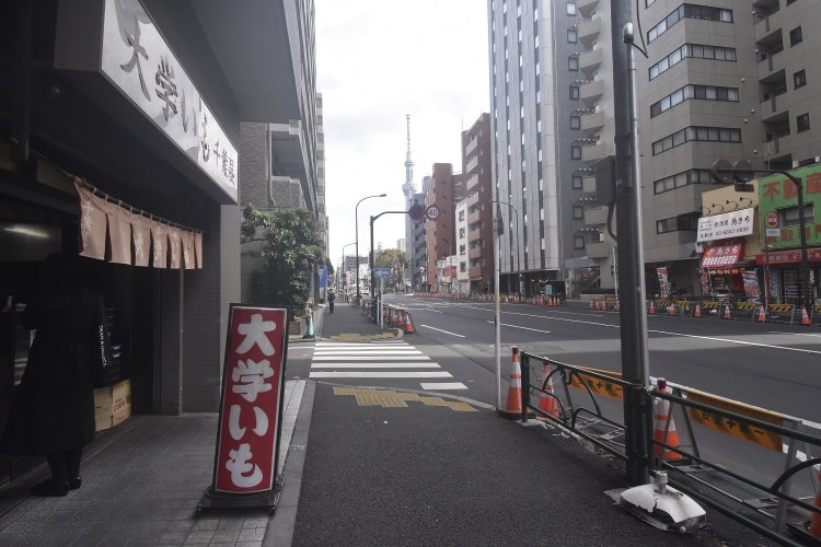 言問通りにある人気の大学いも屋『千葉屋』。