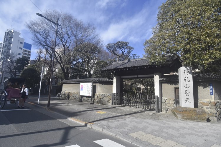 小高い丘になっている待乳山。聖天へは左手に見える階段を登る。