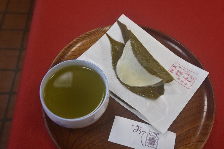 店舗で食す場合、煎茶付き500円。バラ売りの場合は１個250円。