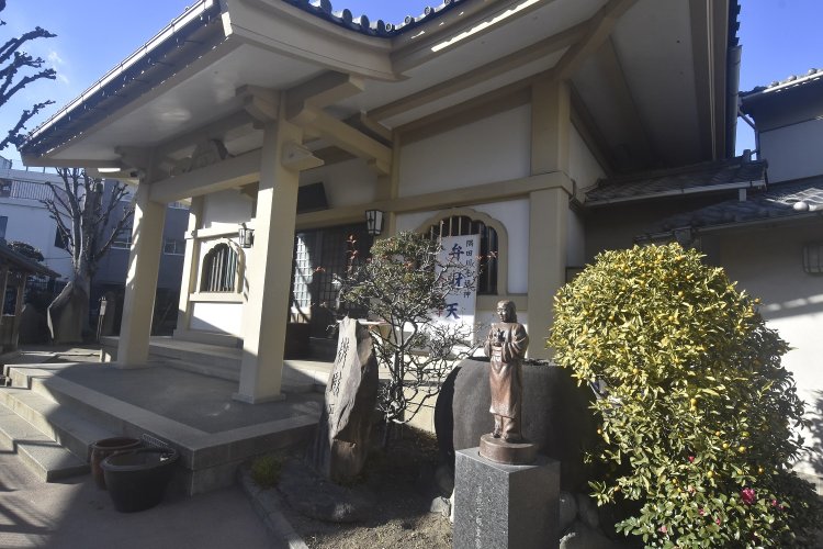 松尾芭蕉「いざさらば　雪見にころぶ　ところまで」という句碑が建つ長命寺。