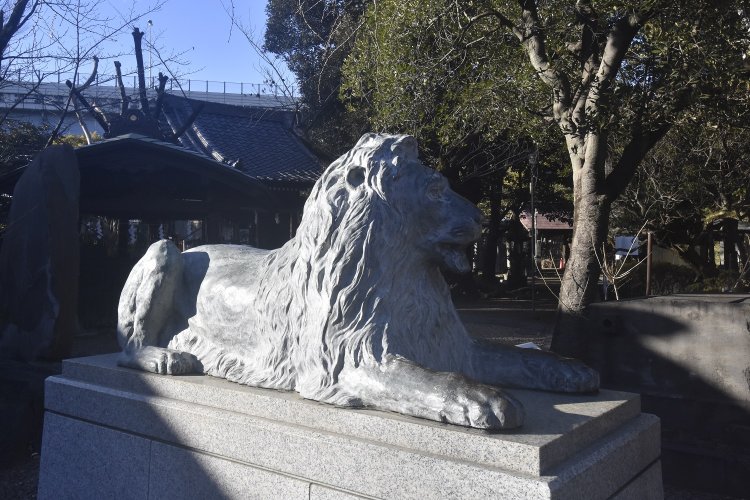 境内には三越のシンボルであるライオン像がある。