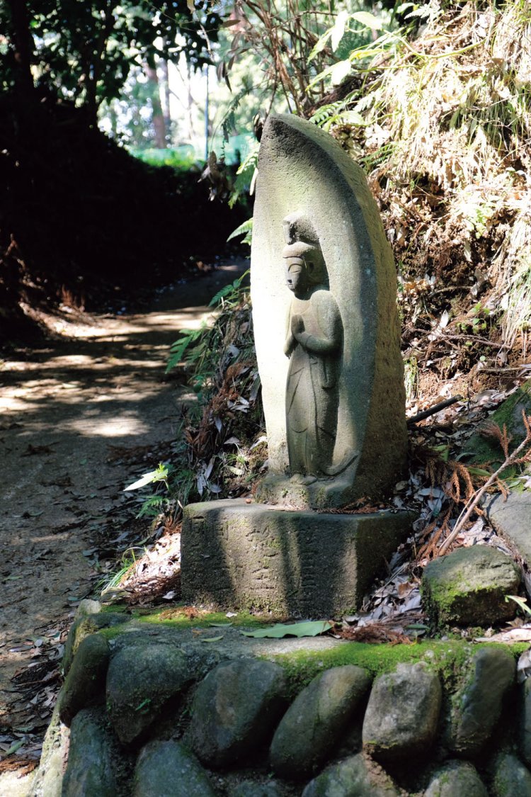 最明寺史跡公園から下山中に道端にあった石仏。昔からここに立っていたのだろうか。味わいのある石仏だった。
