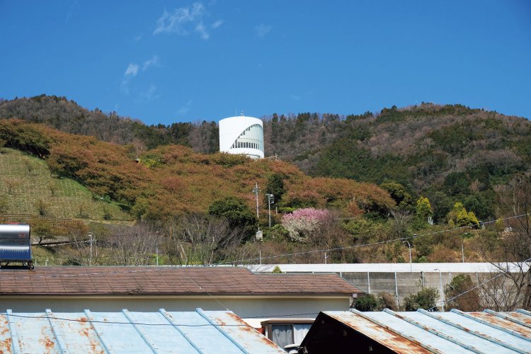 松田駅近くから松田山のシンボル、円筒形の松田山ハーブ館の建物が見える。館内にはレストラン（休業中）などがある。