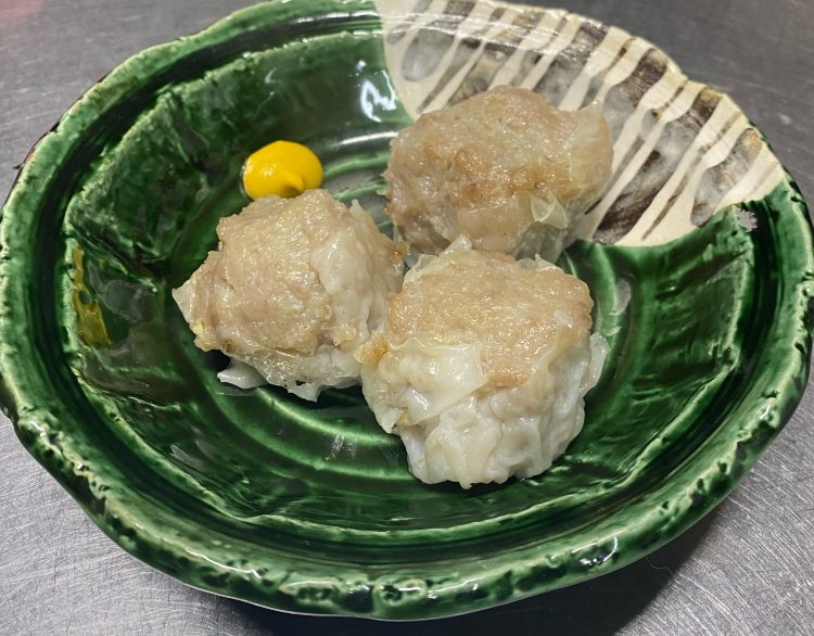 自家製の特大肉シュウマイは3個で380円。1個からでも注文できる。