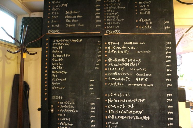 壁の黒板にはメニューがびっしり。ちなみに、黒板を横にずらすとトイレが現れる。