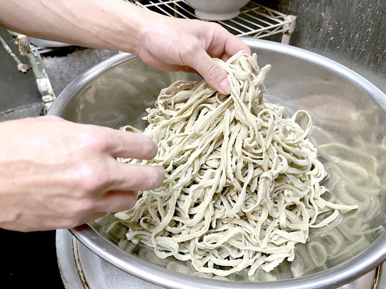 麺は毎日オーション（小麦粉の銘柄）で自家製麺する。並は茹でる前で200g、写真は“ややマシ”で300gほどだ。