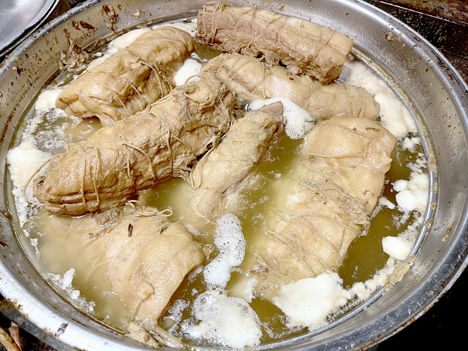 カネシ醤油に漬け込んで仕上げるチャーシューは豚バラとウデがある。