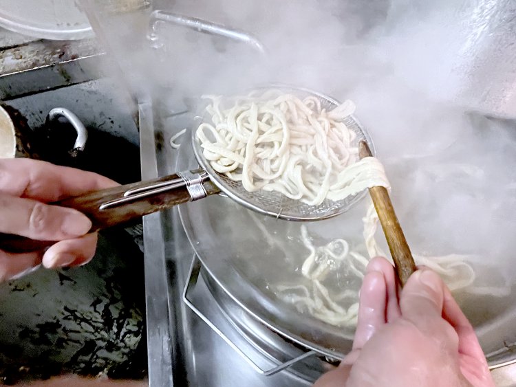 アツアツの麺を箸1本で上げるのも修業先で学んだという。