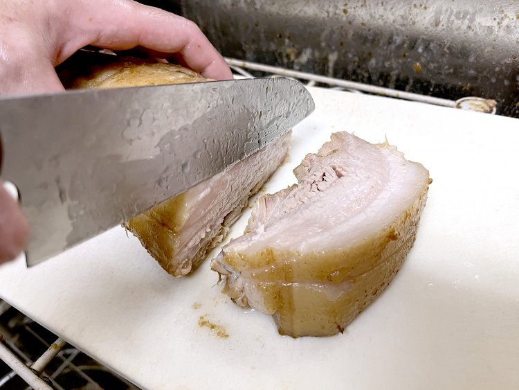 切った瞬間に肉汁がほとばしる分厚いチャーシュー。