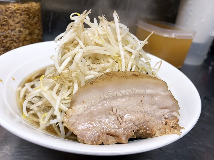 山盛りのもやしも乗って、ほどなく着丼。