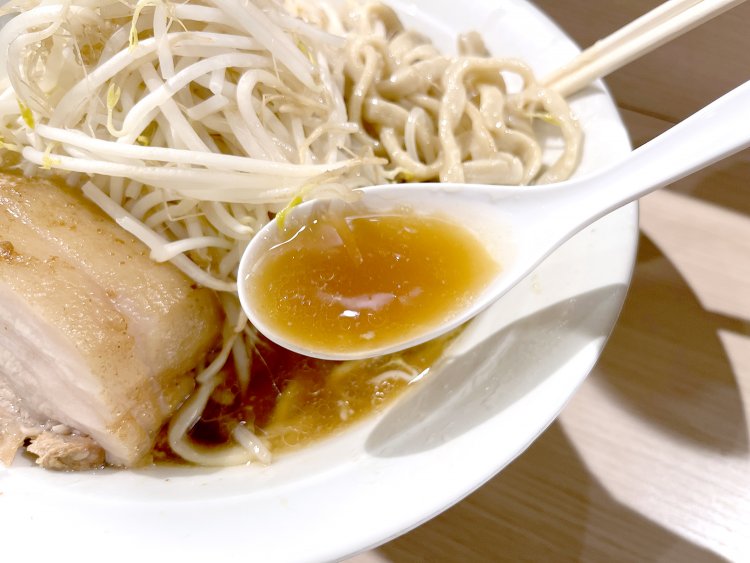 さらりとしたスープだが、脂が多めでパンチがある。
