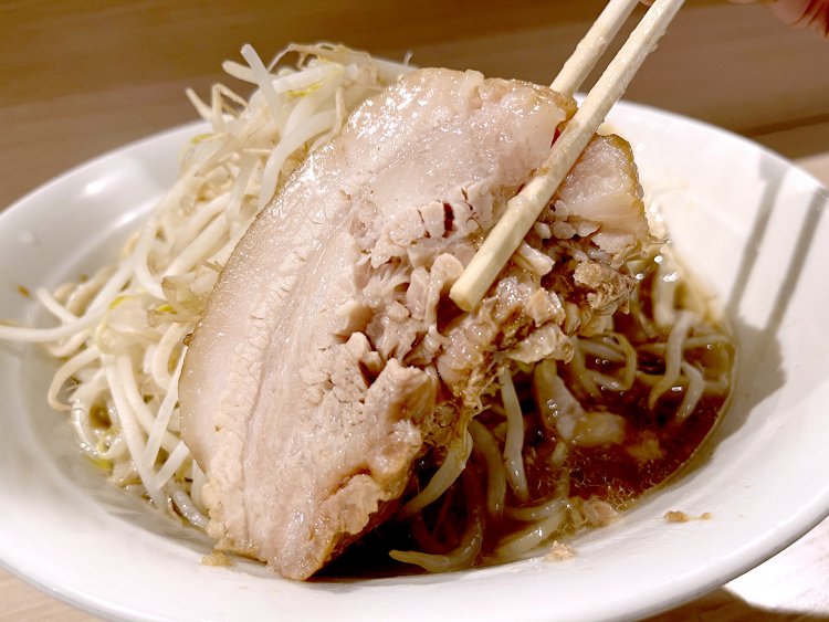 箸で持ち上げたら崩れてしまうくらいやわらか～いチャーシュー。