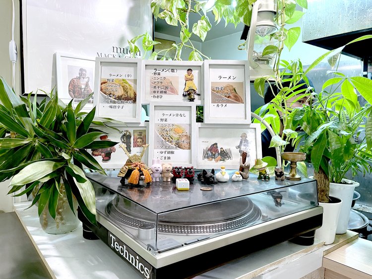 ターンテーブルの上にはメニューもあるが、周囲にいろんな“好きなもの”が。情報量が多すぎるかも。