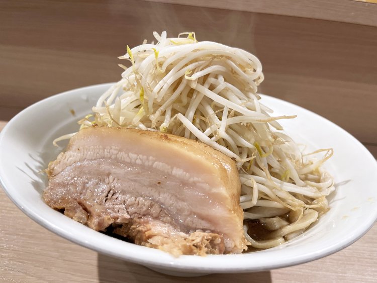 ラーメン（塩）1000円。山盛りのもやしと分厚いチャーシュー♪