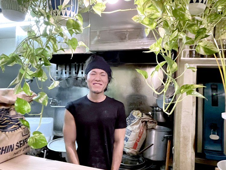 厨房の中では厳しい表情だが、実は笑顔がカワイイ店主の蛯名さん。