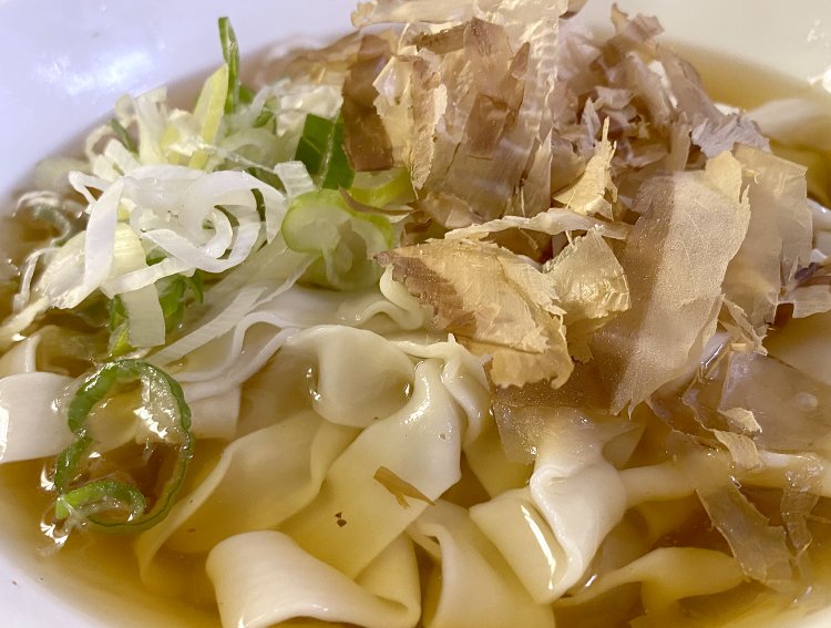 朝限定メニューのきしめん450円。麺はラーメンと同じ生地で作る。