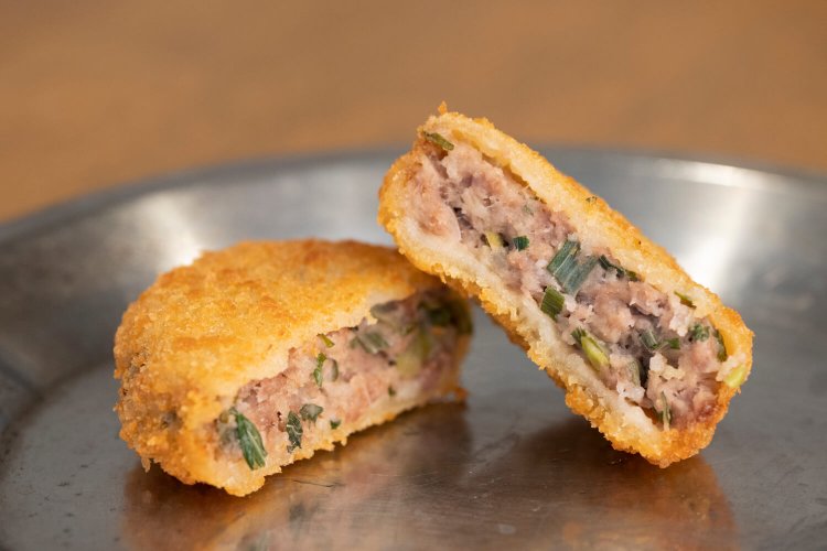 この日は所沢牛と所沢産ネギを使ったメンチカツの試作中だった。