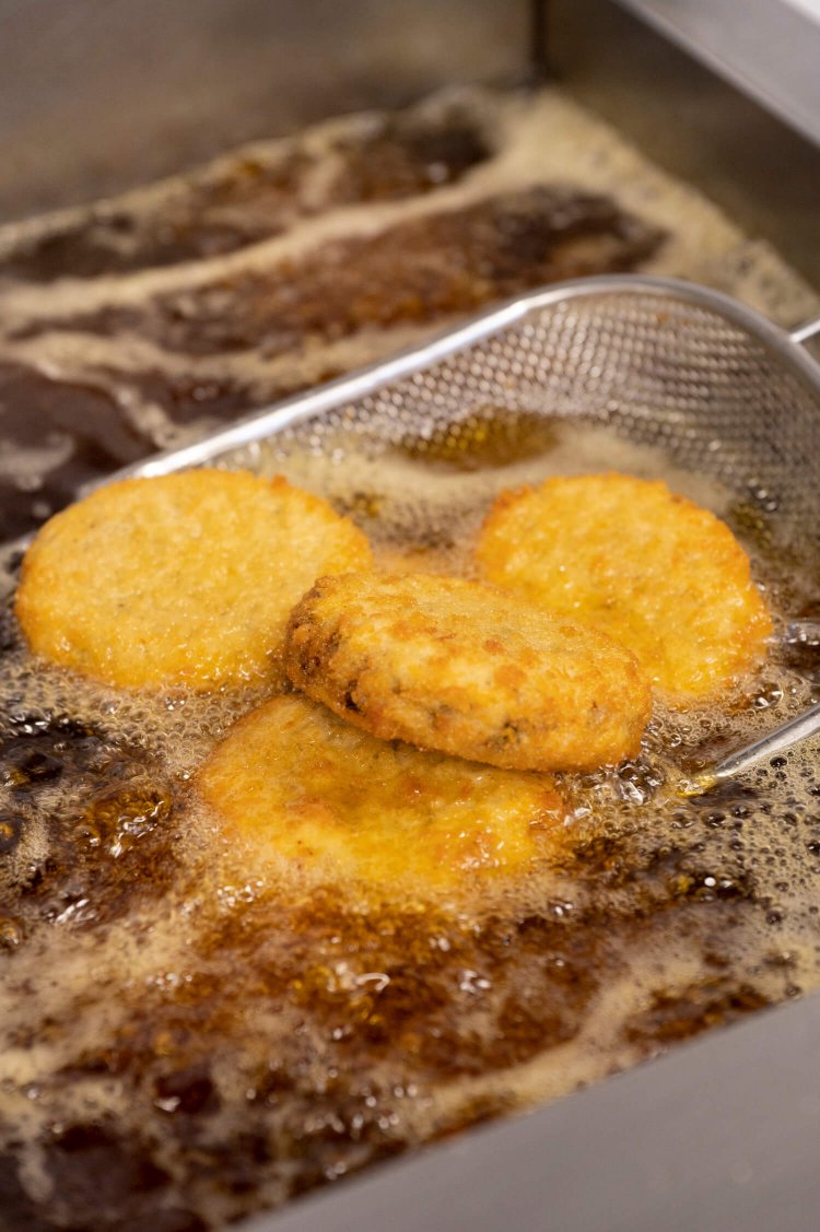 卸している店舗のメニューを試作することも多く、さながらラボ。