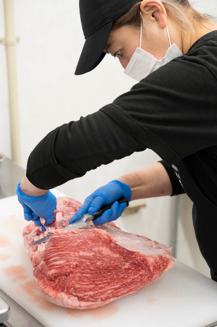 セントラルキッチンとは別に、肉をカットする部屋も。