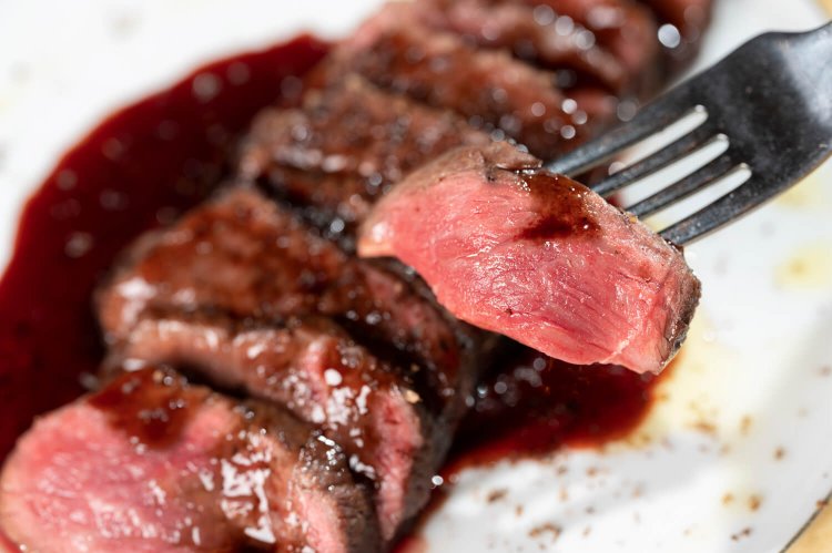 自慢の一品はコレ！　所沢牛のステーキ2420円。ステーキは肩サンカク。