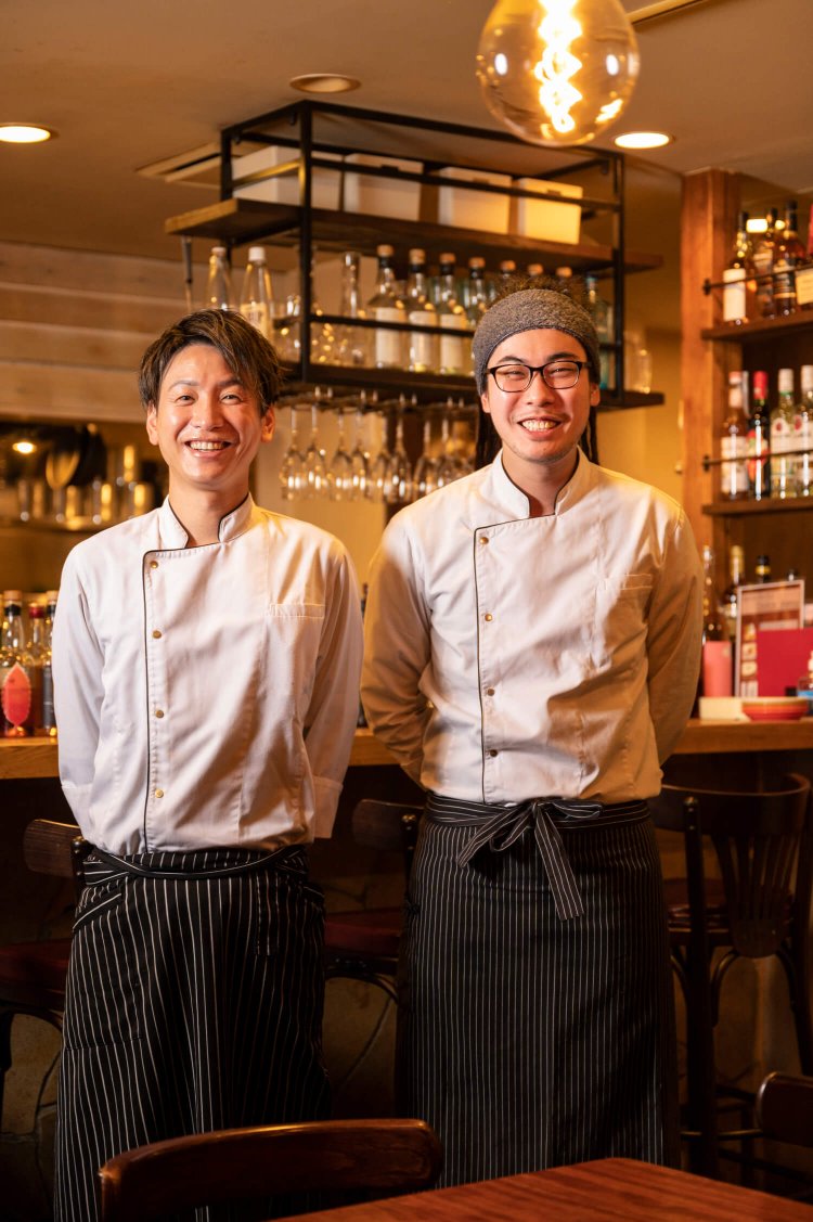 左から小林太陽さん、スタッフの宇都口（うとぐち）知基さん。