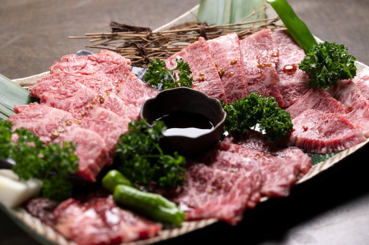 自慢の一品はコレ！　所沢牛いいとこセット5種盛り4389円。ひとりで平らげる常連も多い。