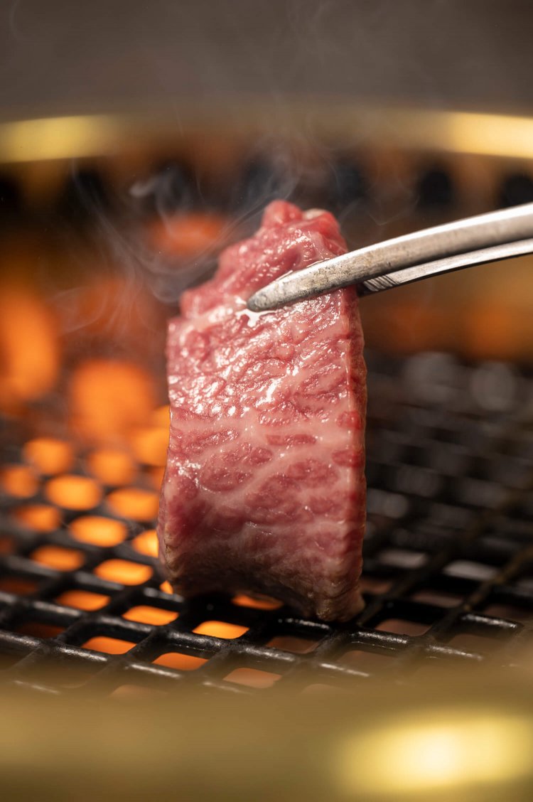 『所沢牛焼肉　べこ助』一番人気の上バラ。見よ、この美しいサシを！