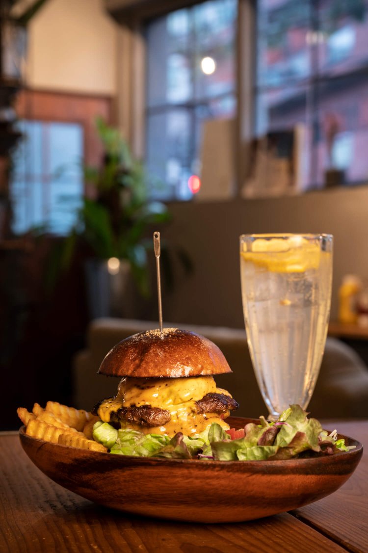 自慢の一品はコレ！　スターネストバーガー サラダ付き＆自家製レモネードセット1850円。バンズは地元の人気ベーカリーに特注している。