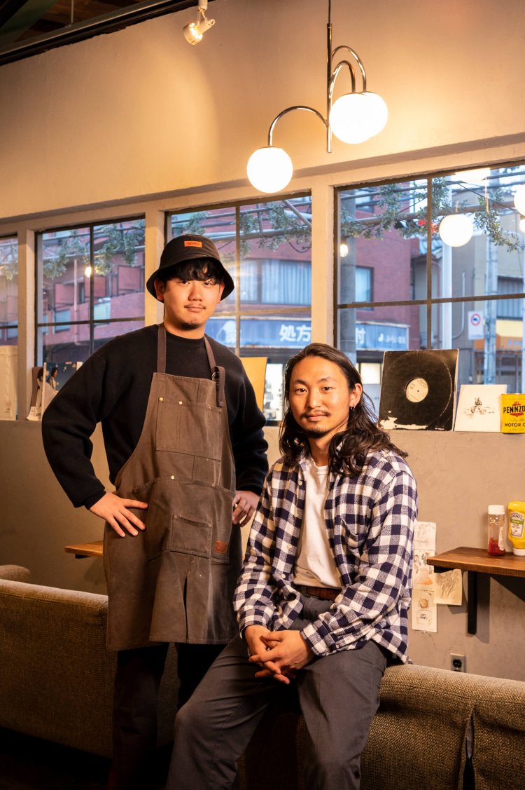 右から沼倉史弥さんと小林裕人さん。「パティの配合の研究は終わりが見えない！」と、なかなか研究者肌なふたり。