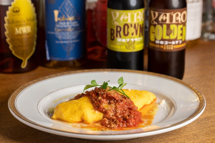 所沢牛ミートソース×所沢産ハッピー卵の究極のオムレツ680円。ふんわり食感、味わい濃厚で、所沢の地ビール「野老ビール」とも相性良し。