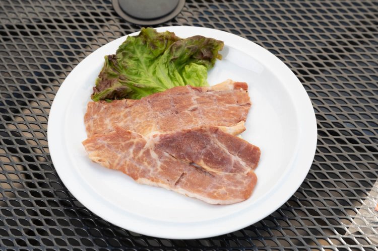 薫香に誘われて噛めば、驚くほど柔らか！　所沢豚ジャーキー550円。このジャーキーをつまみにしてお酒を飲むのもいい。