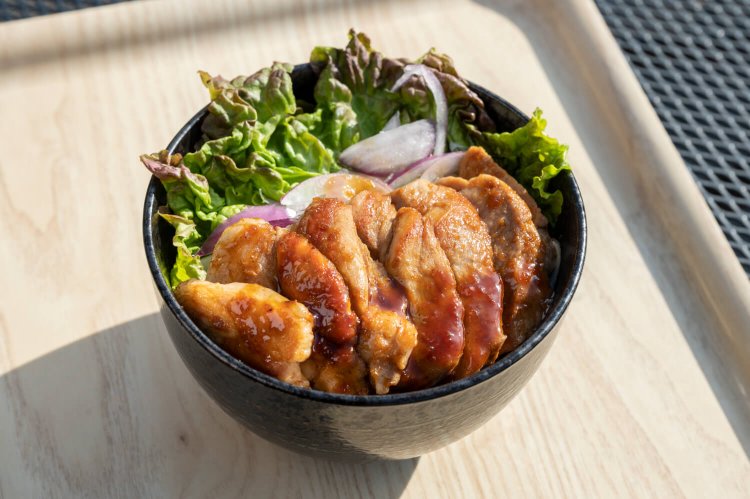 『ツリーハウスカフェnico rico』の所沢豚ロースステーキ丼980円。しっとり豚肉の食感と香るニンニク醤油がたまらない！