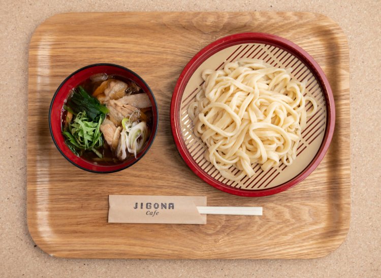 甘みあふれる脂が溶け出した、極上の出汁。肉汁うどん880円。