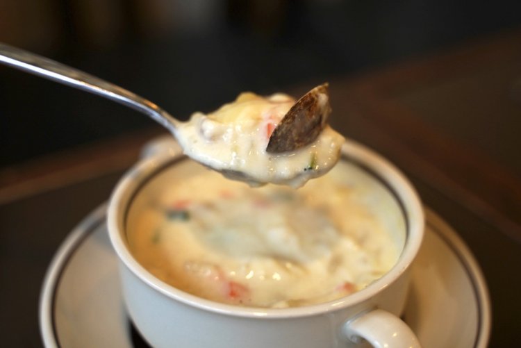 殻付きのあさりと野菜がたっぷり入ったクラムチャウダー。滋味深い味わい。