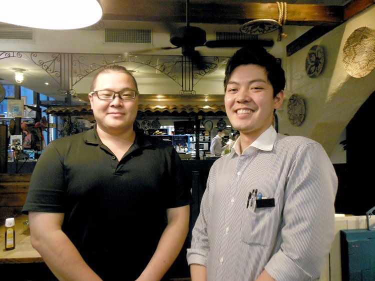 左から料理長の松本拓也さん、店長の石井裕貴さん。