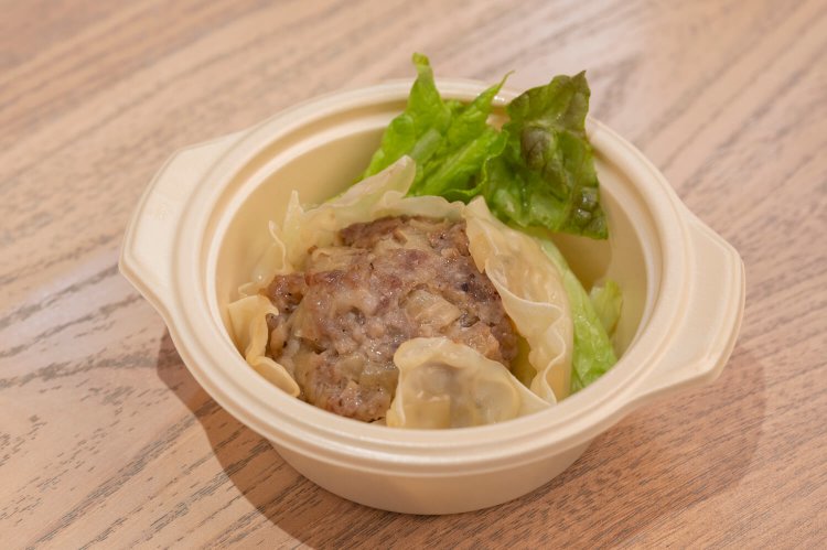 みっちりひき肉から染み出る甘みにやられる、Z豚のジャンボシューマイ411円。これらは店内でも持ち帰りでも、どちらも選べるとのこと。