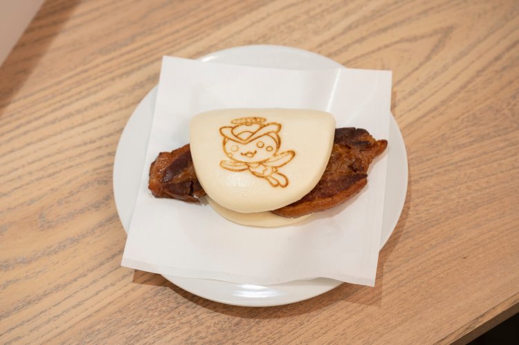 “トコろん”が目印のド迫力中華まん！Z豚の角煮まん519円。