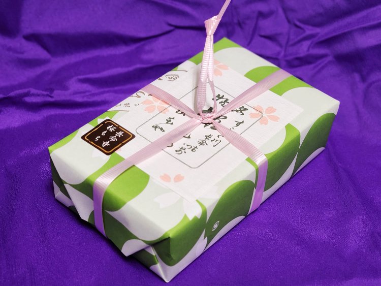 桜もち 箱詰5個入1500円。