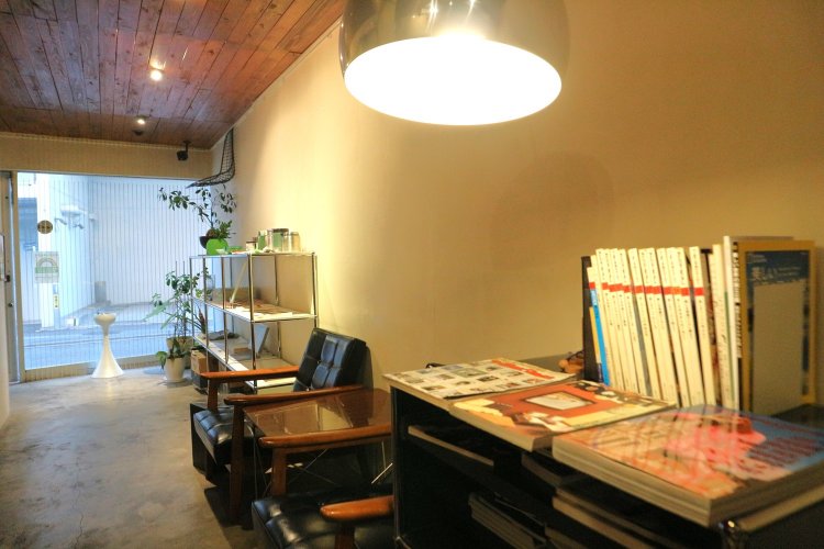 本棚には旅やインテリアに関する本が並んでいる。